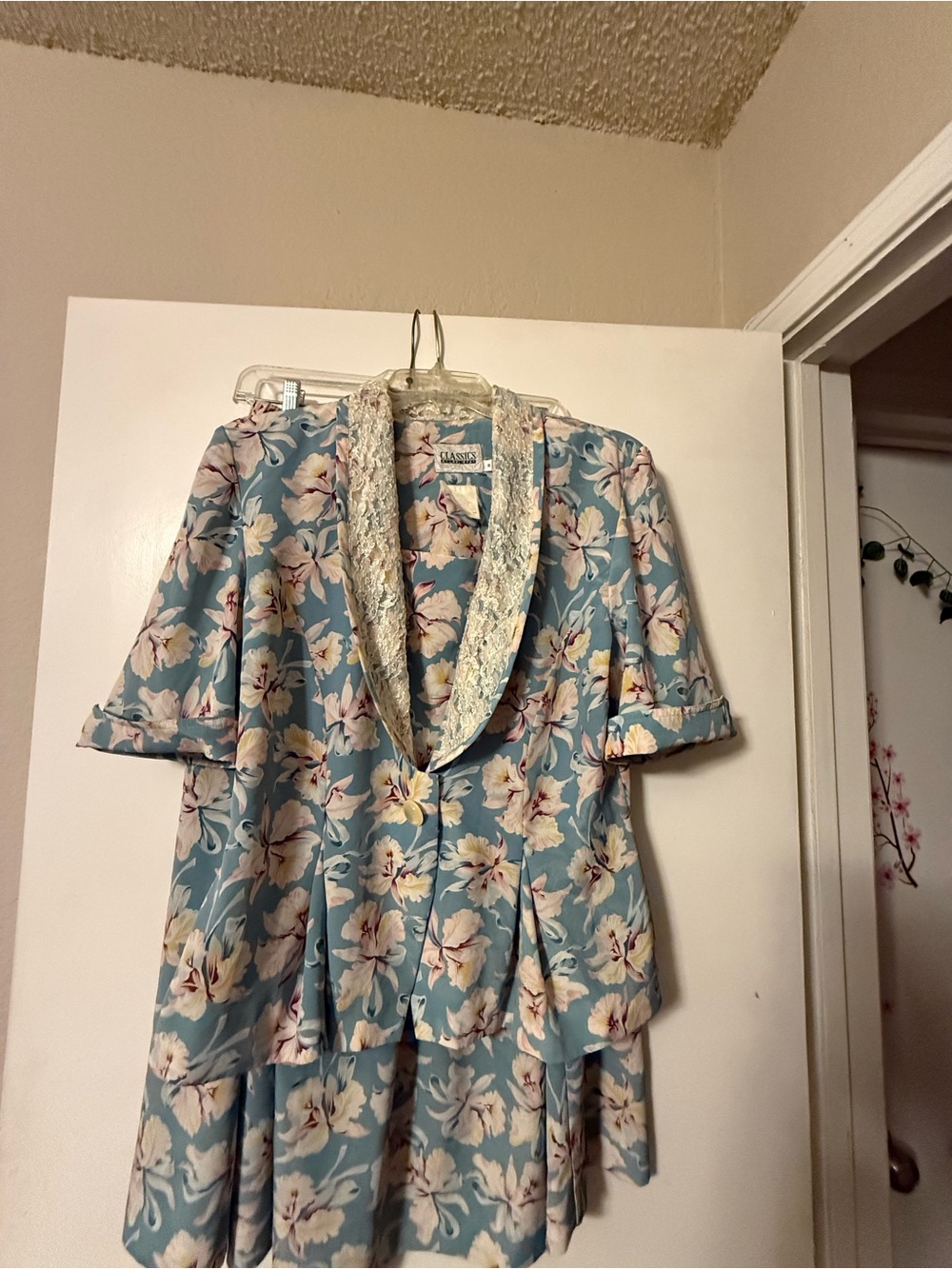 Classics by Leslie Fay Blue Floral 2 piece with Lace Collar size 8
